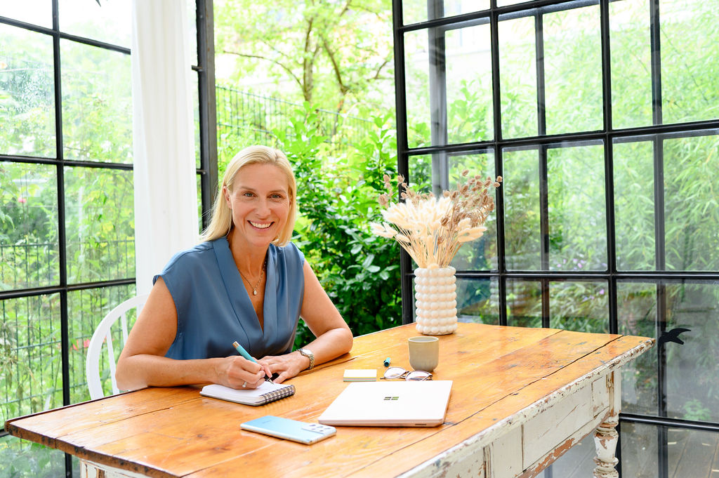 Kristina am Schreibtisch